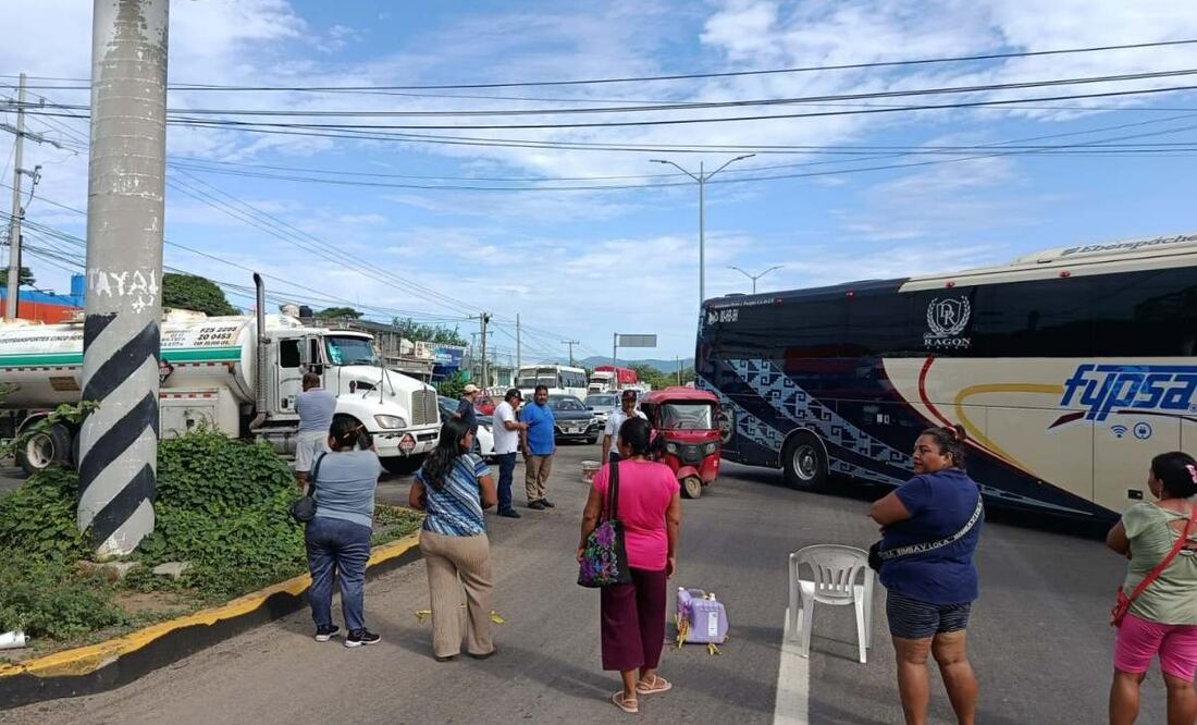 Bloquean carretera en Oaxaca para exigir que la CFE restaure servicio eléctrico de escuela primaria (24/09/2025). Foto: Especial