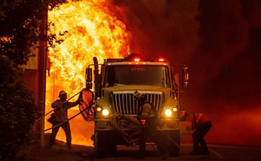 Incendio arrasa con poblado en California y provoca evacuación de 26 mil personas