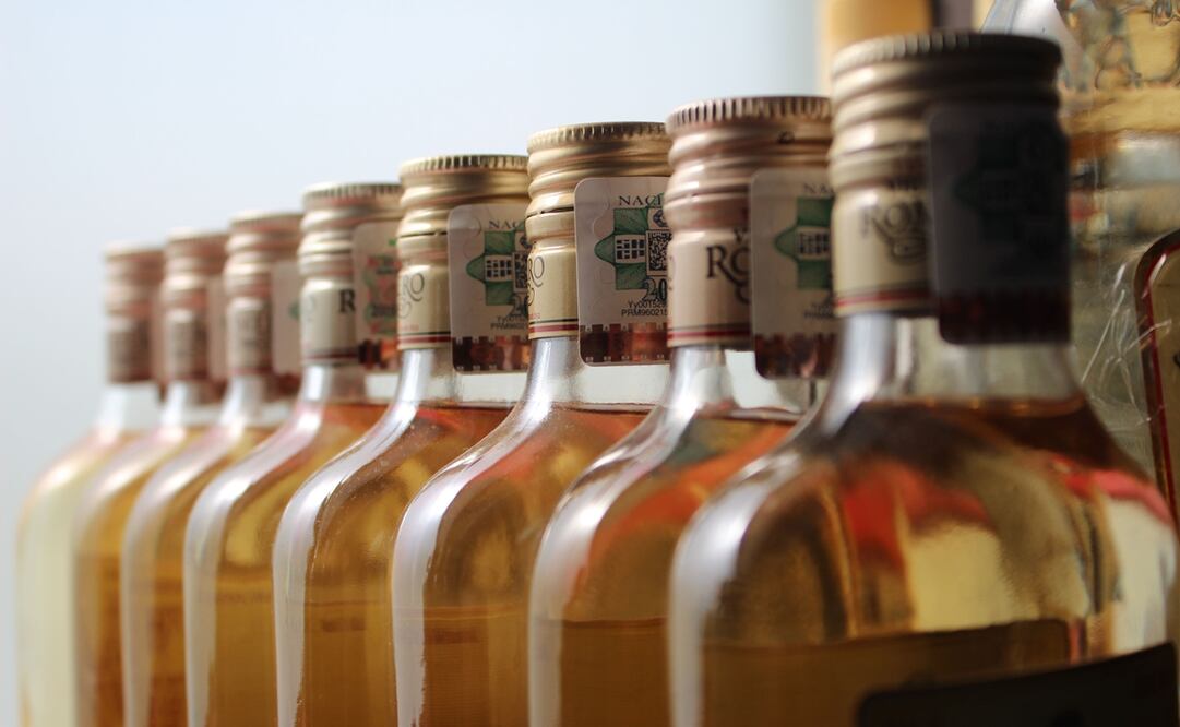 La Ley del Impuesto Especial sobre Producción y Servicios (IEPS) obliga a los productores de bebidas alcohólicas adherir etiquetas a sus productos. Foto: Archivo