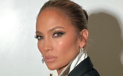 Jennifer Lopez causa furor en redes con minivestido animal print