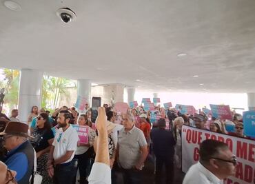 Riña en el palacio de Gobierno de BCS; exigen veto de Ley de Infancias Trans