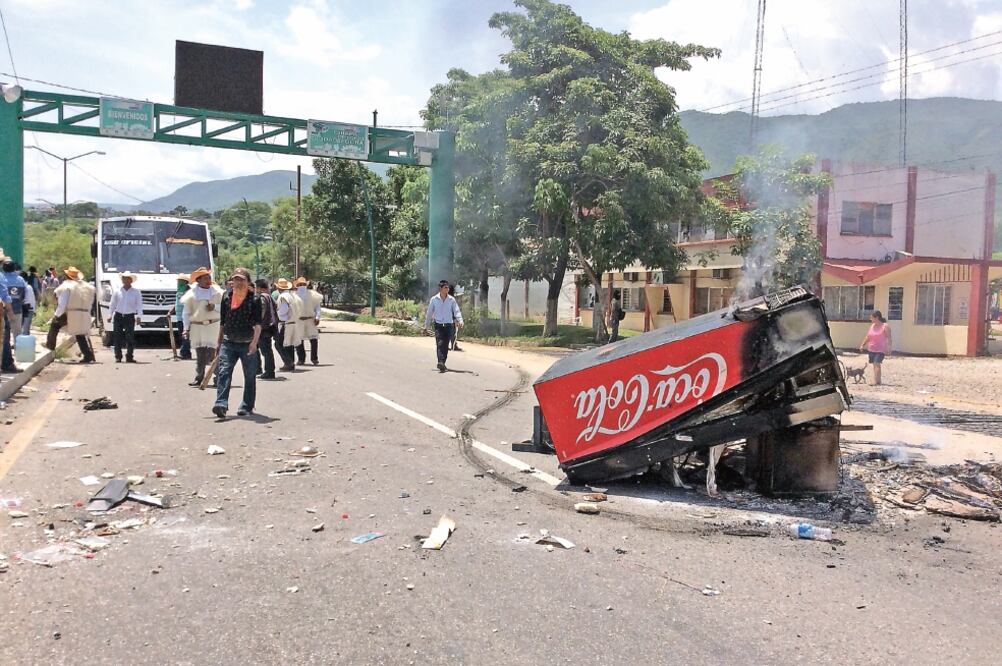 En julio de 2016 indígenas de San Juan Chamula bloquearon el acceso a Tuxtla Gutiérrez para exigir el cumplimiento de proyectos productivos (FOTOS: ARCHIVO EL UNIVERSAL)