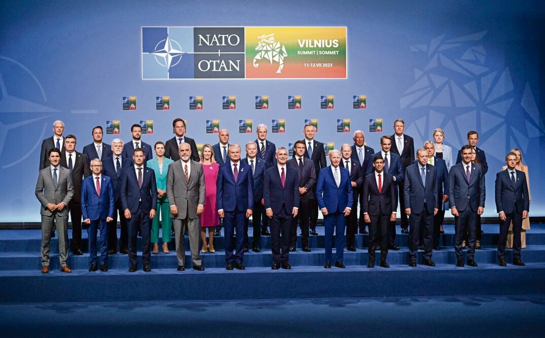 Los líderes de los países miembros de la OTAN posan para la foto oficial de la cumbre, en Vilna, Lituania. Foto: AFP