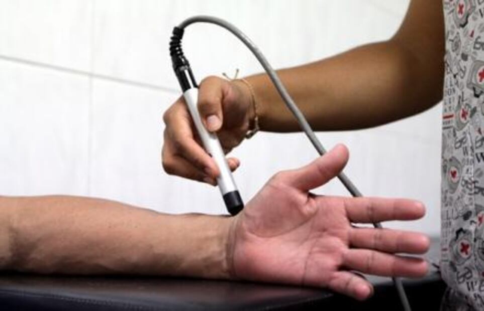 IMSS trata lesiones por uso excesivo de dispositivos electrónicos