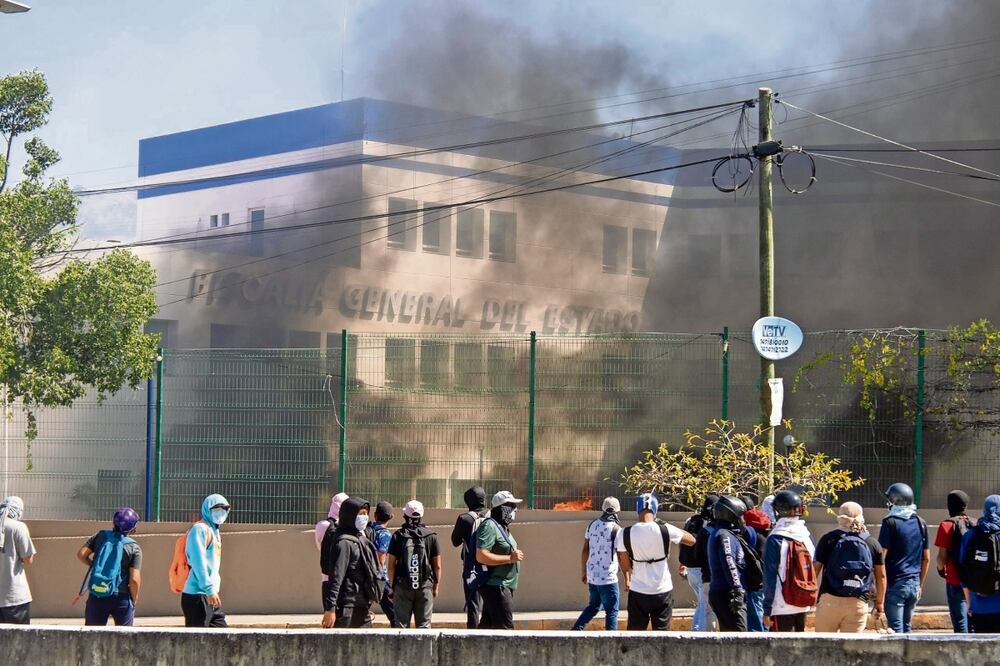 Decenas de normalistas de Ayotzinapa llegaron ayer hasta la sede de la Fiscalía de Guerrero para protestar por el asesinato de su compañero Yanqui Kotha. Foto: de Salvador Cisneros. El Universal