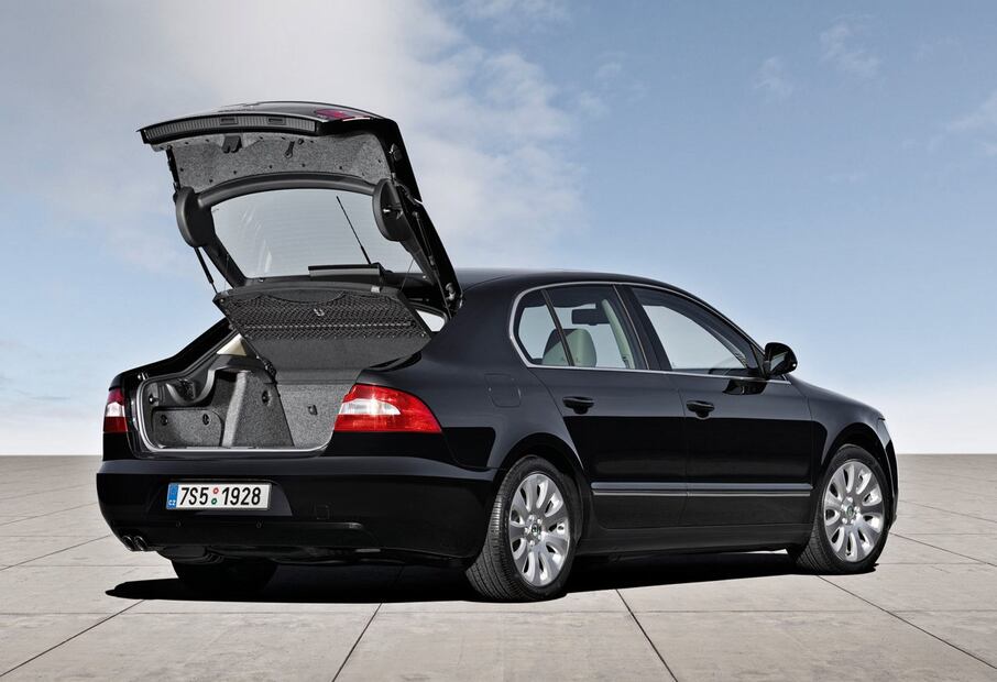 La segunda generación del sedán mediano contó con este sistema para la apertura de la cajuela.