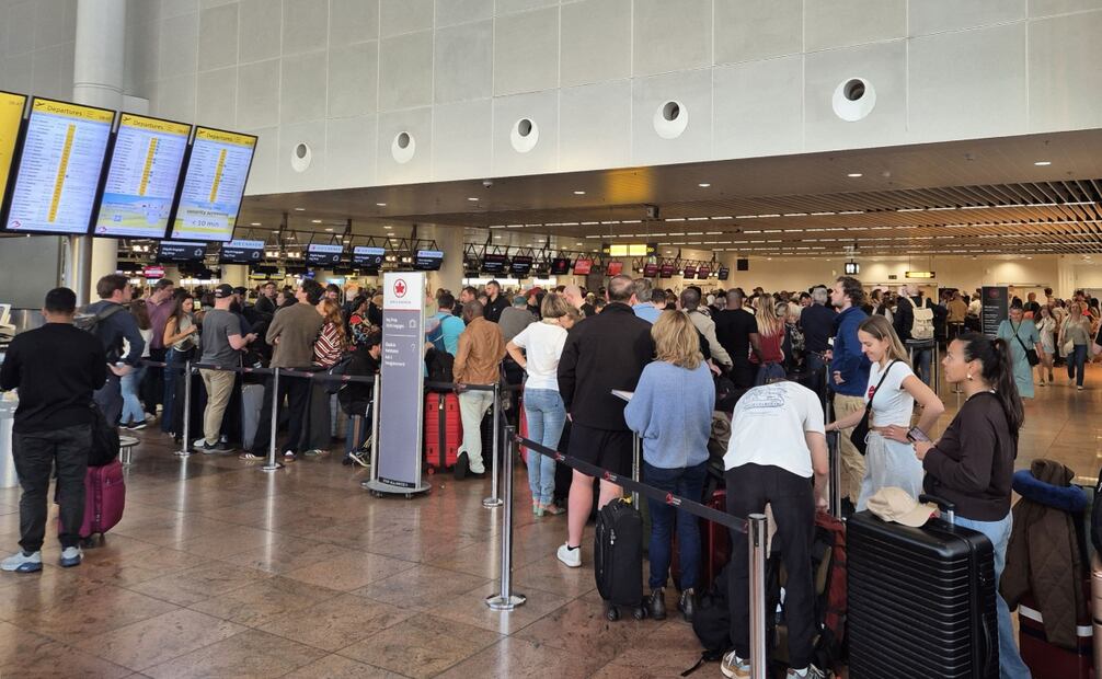 Los pasajeros esperan mientras hacen cola en el área de facturación del aeropuerto de Bruselas el 20 de septiembre de 2025, después de que el sistema del aeropuerto fuera atacado por un "ciberataque" durante la noche del 19 de septiembre. Foto: AFP