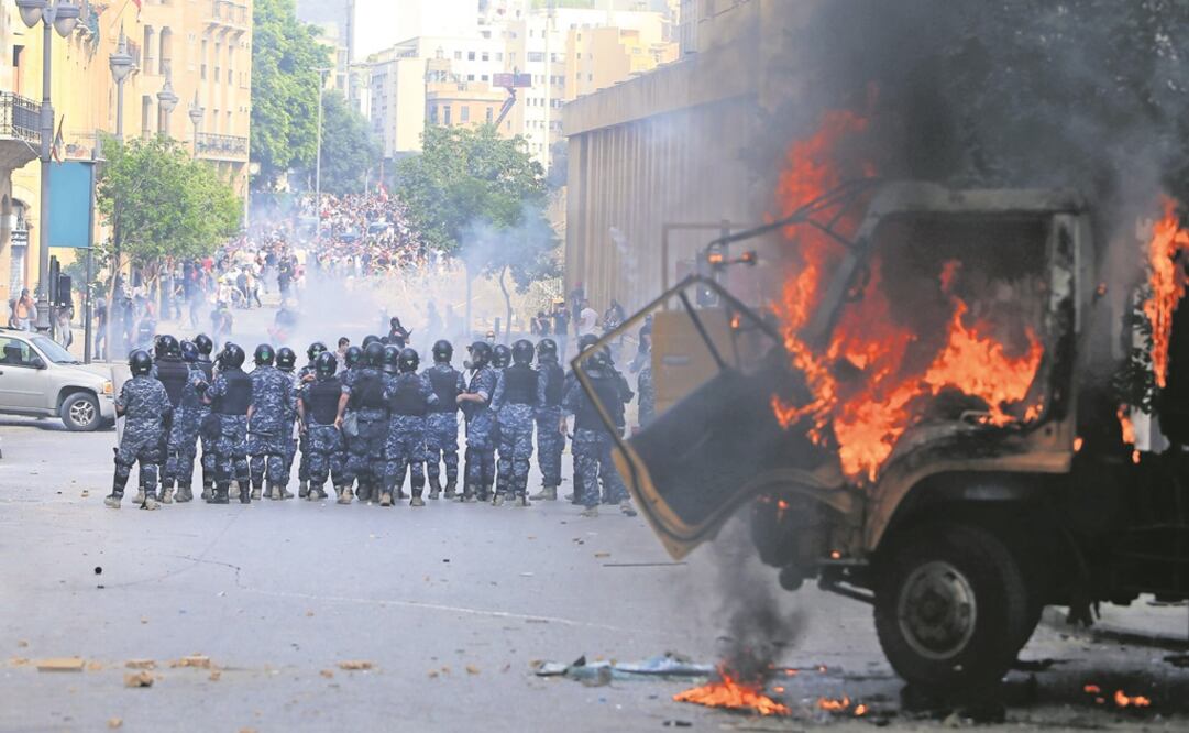 Lebanese security forces gather during clashes with protesters in downtown Beirut following a demonstration against a political leadership they blame for a monster explosion that killed more than 150 people - Photo: Anwar Amro/AFP