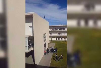 Estudiante amaga con lanzarse desde edificio en Coahuila