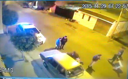 Exhiben a policías golpeando a hombre en Guanajuato