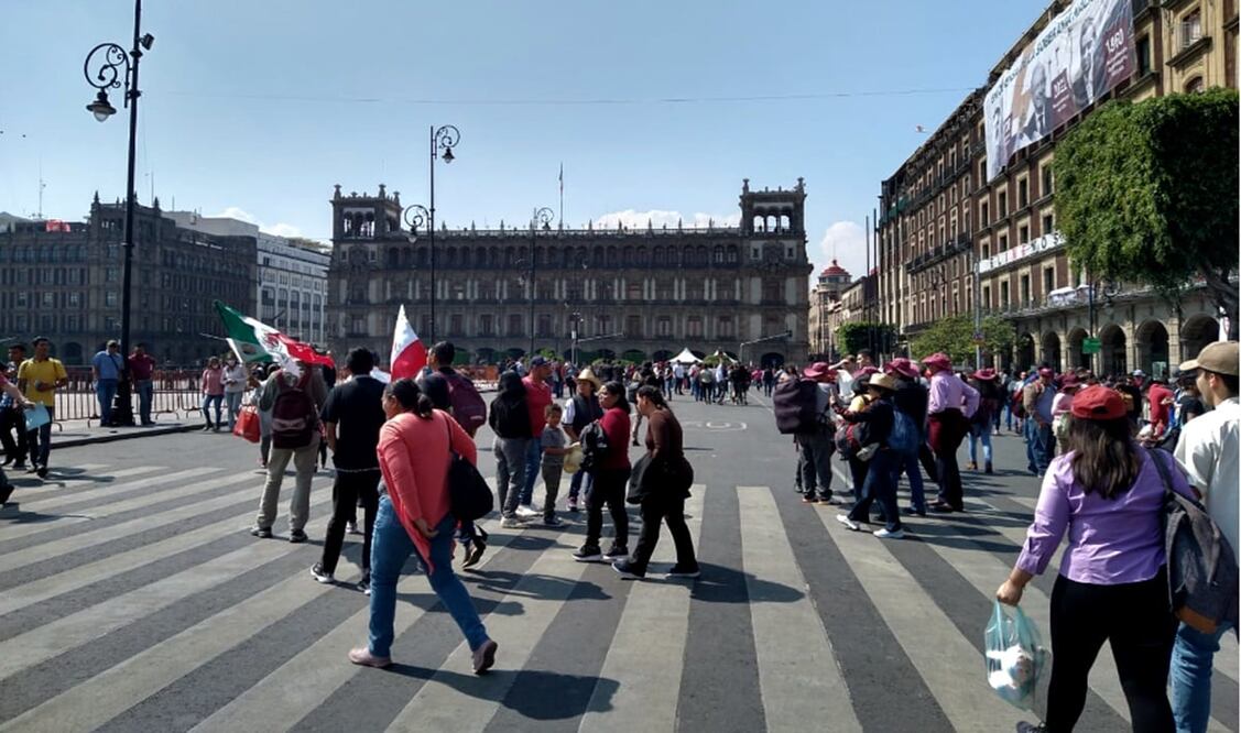 Simpatizantes del presidente Andrés Manuel López Obrador comienzan a reunirse en el Zócalo capitalino. Foto: Juan Carlos Cortés