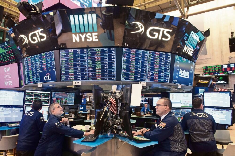 Wall Street sólo representa 50% de la capitalización bursátil mundial, por lo que analistas piden ver a otros mercados. (BRYAN R. SMITH. AFP)