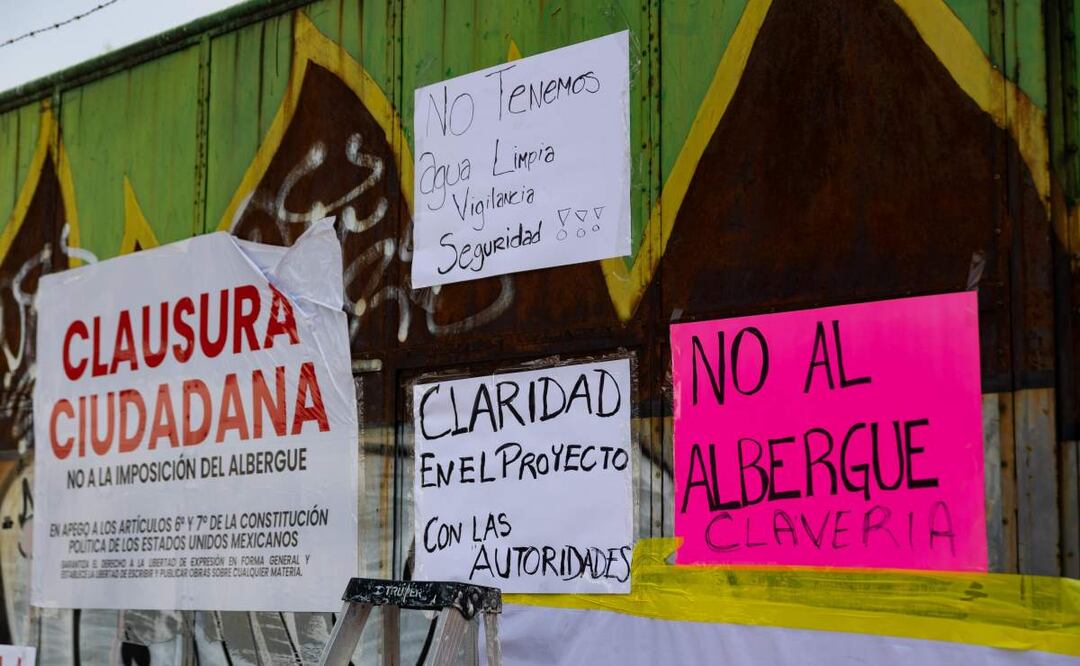 Vecinos de Azcapotzalco montan guardia afuera de donde se planea construir un albergue para migrantes (21/03/2025). Foto: Hugo Salvador / EL UNIVERSAL