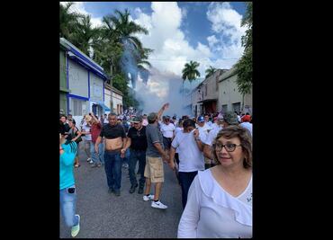 Policía lanza granada de gas lacrimógeno contra manifestantes en Mérida
