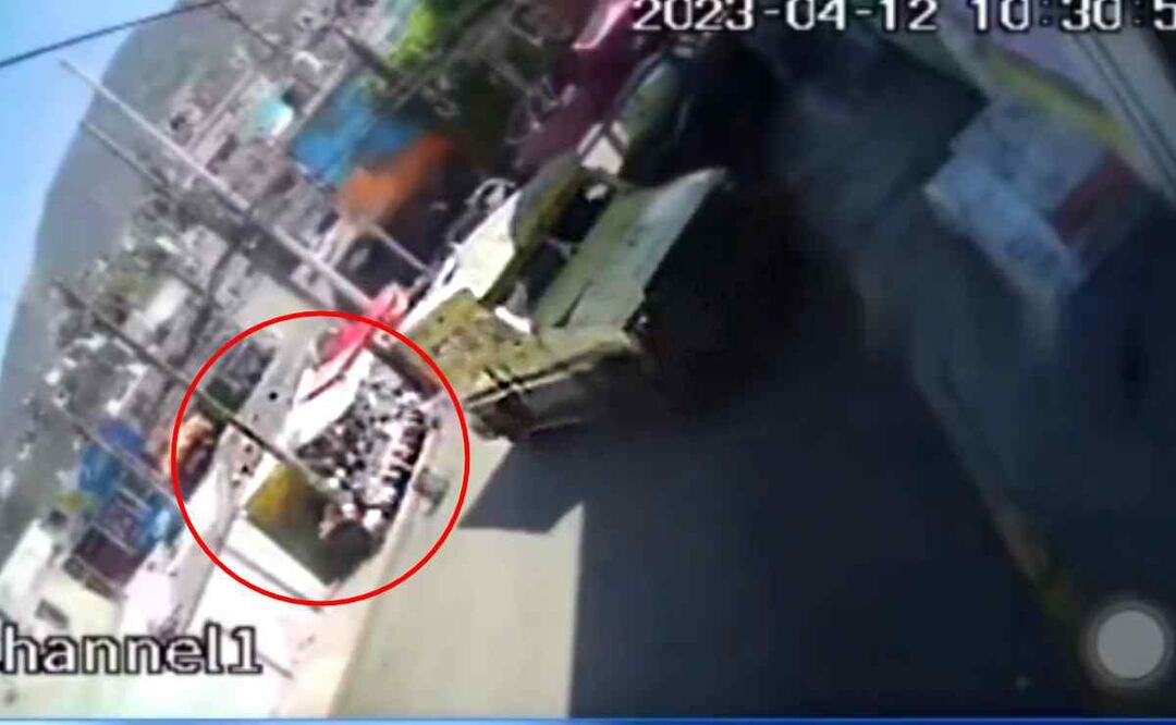 Momento justo en que un conductor de una camioneta de valores avanzó en reversa y perdió el control de su unidad y aplastó un puesto donde dejó prensado a vendedor. Foto: Captura de pantalla