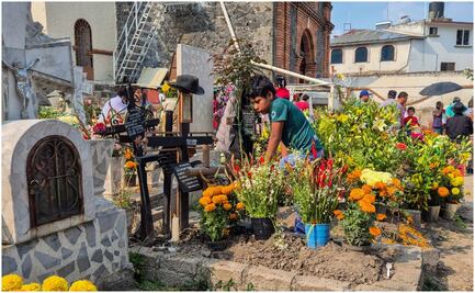 Familias visitan el panteón de Santa Úrsula Coapa en Día de Muertos; crónica de un reencuentro con sus seres queridos 