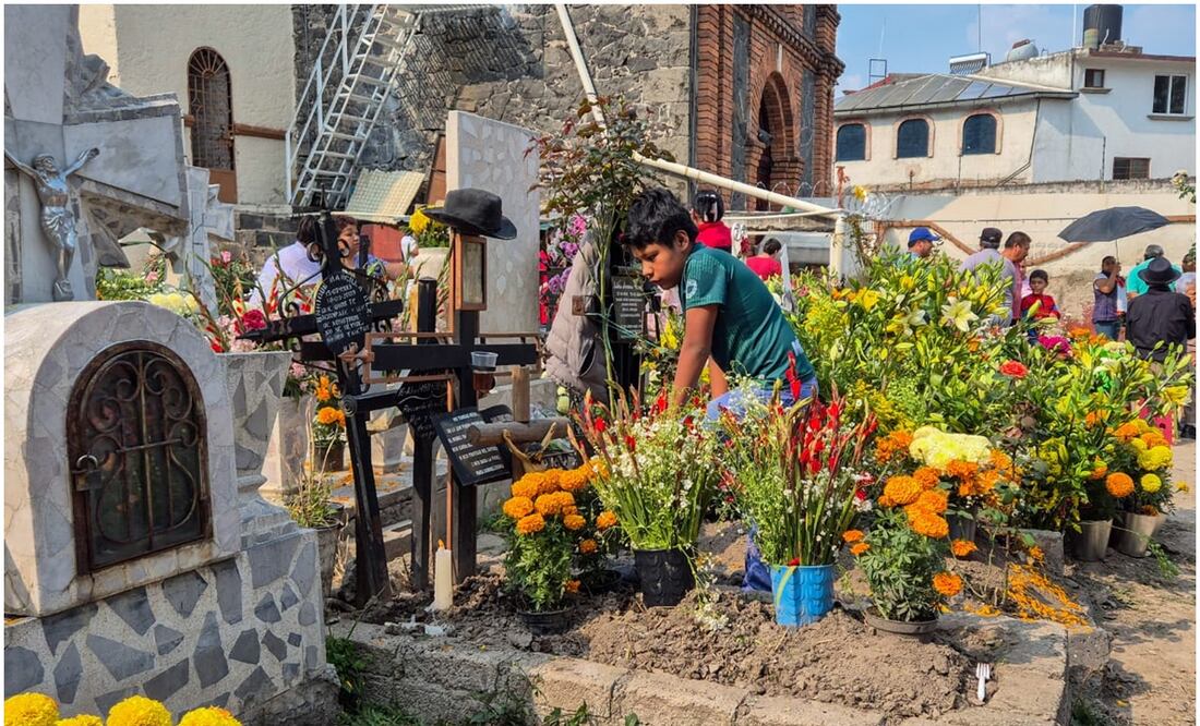 Decenas de personas llegaron a celebrar el Día de Muertos en el panteón de Santa Úrsula Coapa, CDMX. Foto: Jorge Alejandro Medellín / EL UNVIERSAL