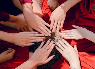 Los tonos y estilos de uñas que te harán brillar este verano