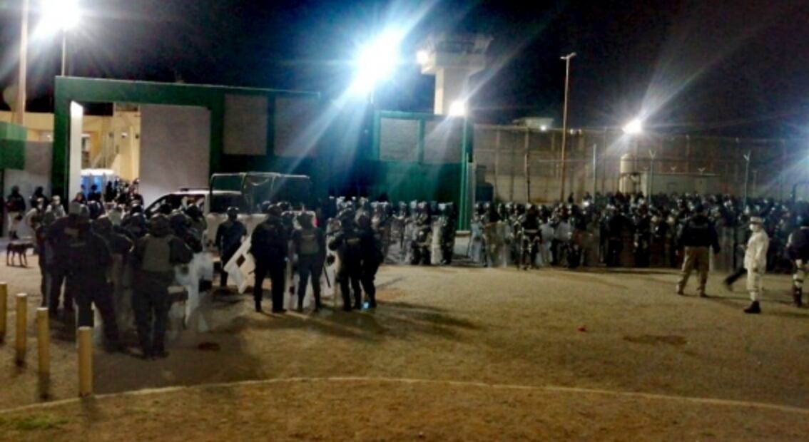 Trasladan a 398 internos a otros centros penitenciarios tras controlar motín en penal de Zacatecas