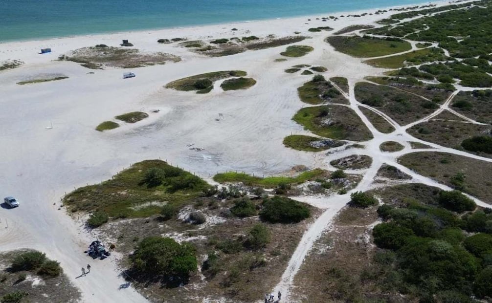 En la protesta advirtieron que las dunas costeras son una barrera natural indispensable para proteger a las comunidades de huracanes. | Foto: Especial.