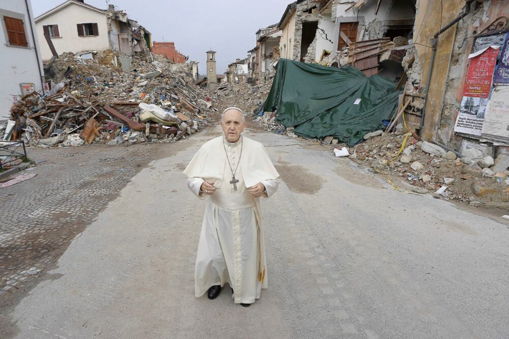 El papa Francisco visitó ayer Amatrice, destruida por un terremoto en agosto (REUTERS)