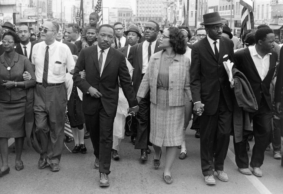 Martin Luther King y su esposa Coretta Scott King durante una marcha por los derechos civiles en Montgomery, Alabama, en 1965 (Foto: AP)