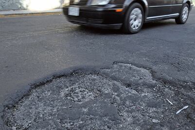 Baches, problema constante en Toluca