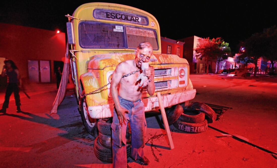 Actores disfrazados asustaban al público al salir de sus escondites (CORTESÍA)