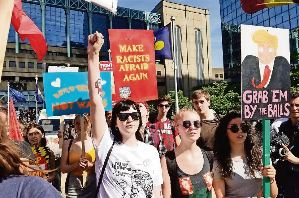 Miles de personas marcharon ayer en Bruselas para protestar contra la visita del presidente de Estados Unidos, Donald Trump (INDER BUGARIN. EL UNIVERSAL)