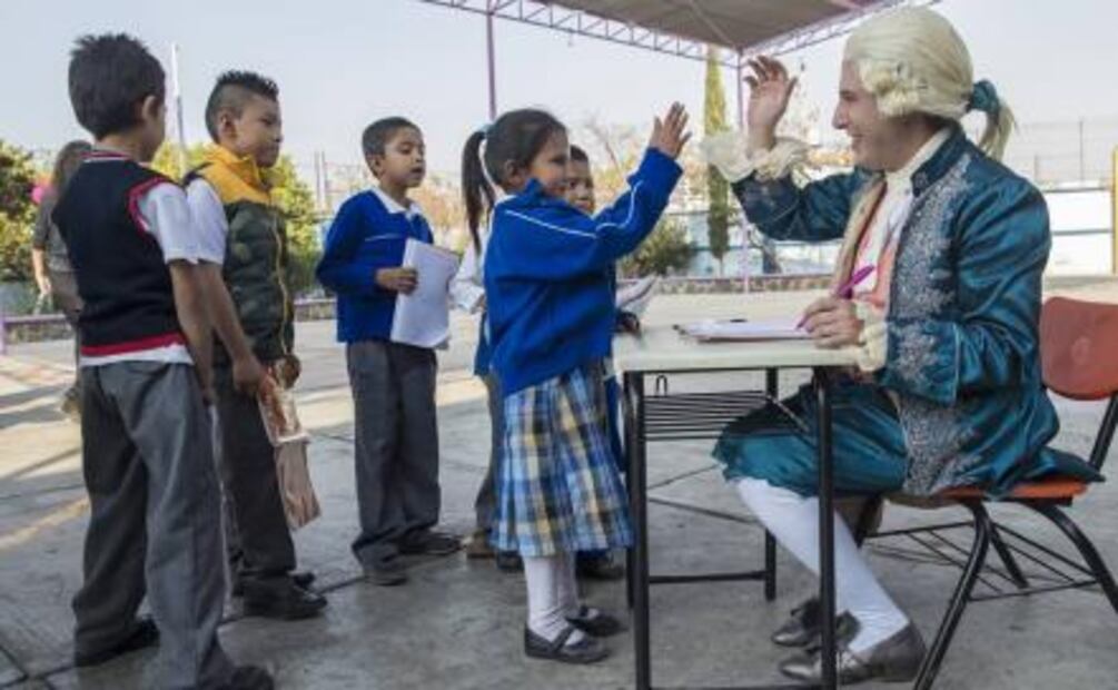 Mozart "revive" y da clases en escuela de Tláhuac