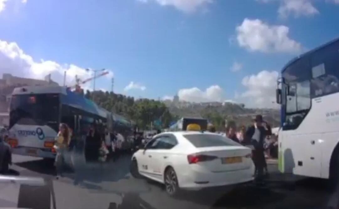 Según Magen David Adom, el equivalente israelí de la Cruz Roja, un hombre de unos cincuenta años y tres hombres de unos treinta años murieron en el acto. Foto: Captura de pantalla