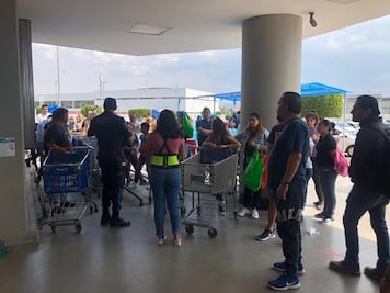De 10 en 10, clientes ingresan a supermercado en CDMX para comprar ante Covid-19