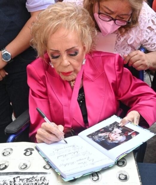 Silvia Pinal regresa a la escuela primaria donde estudió y la reciben con aplausos 