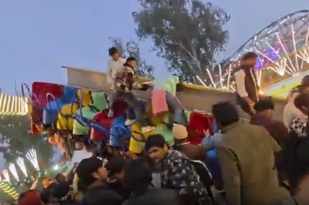 Luego del colapso del juego, los presentes ayudaron a sacar a las personas atrapadas y a auxiliar a los heridos. FOTO: CAPTURA
