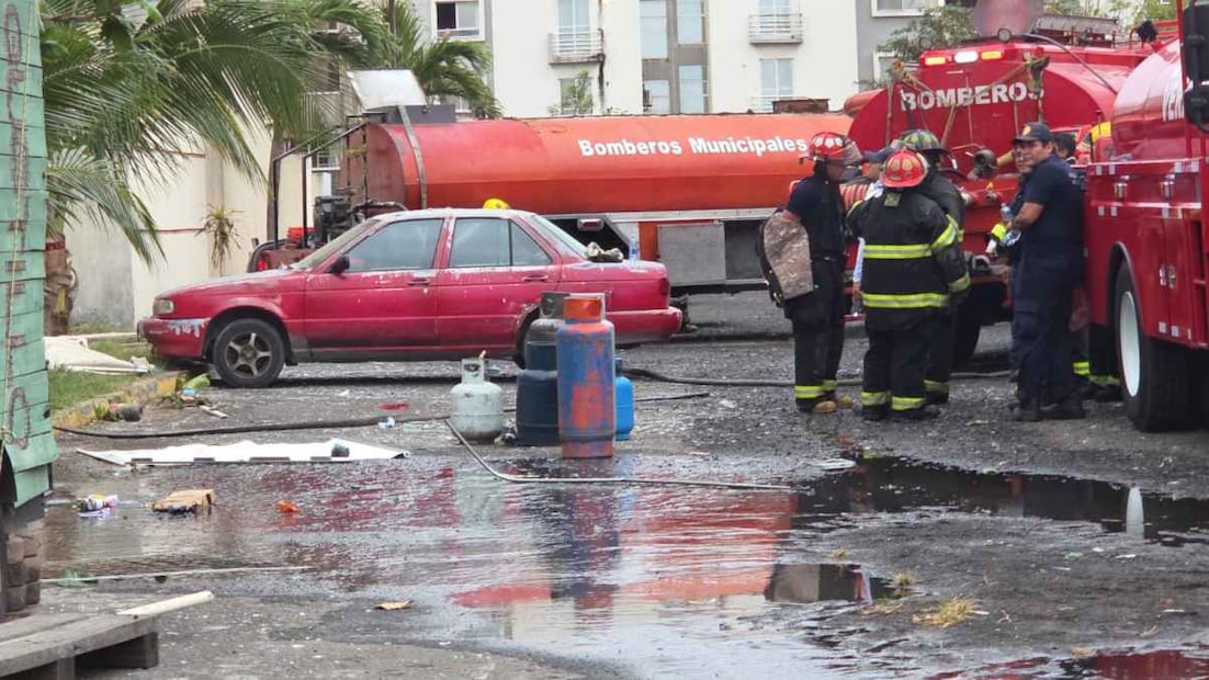 Personal de Protección Civil y Bomberos realizaron la eliminación de puntos de calor como tanques de gas a fin de asegurar el inmueble. Foto: Especial.