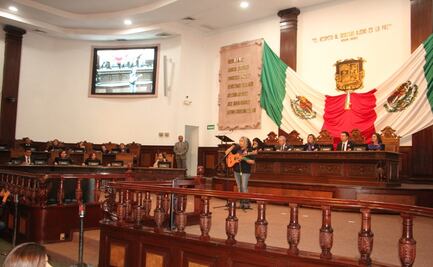 Mujer canta "himno feminista" en sesión del Congreso de Coahuila