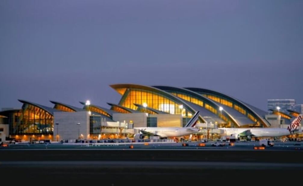 Aeropuerto de Los Ángeles aplica vacuna de Covid-19 a turistas