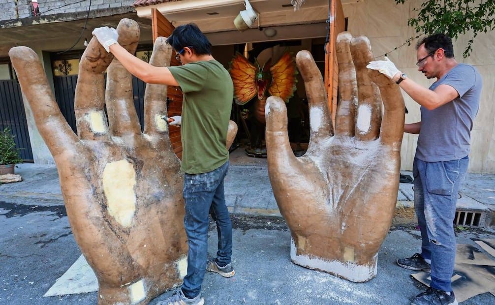 Las manos que están produciendo son para un teatro en la Ciudad de México, y se utilizarán como mobiliario principal de una obra. Foto: Luis Camacho / EL UNIVERSAL