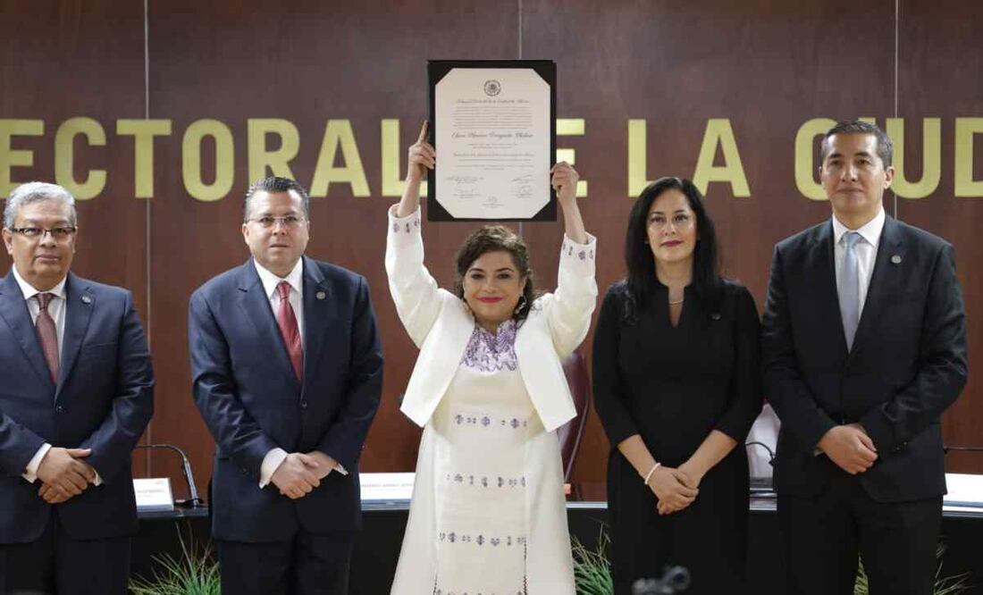 Clara Brugada recibió la constancia de validez de elección por parte del Tribunal Electoral de la Ciudad de México que la acredita como jefa de gobierno electa. Foto: Gabriel Pano/EL UNIVERSAL