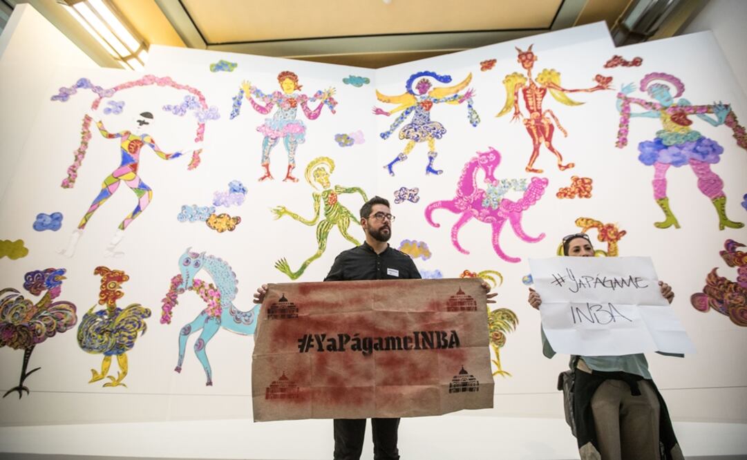 Durante la presentación de la exposición de Chucho Reyes, trabajadores del INBA se manifestaron y alzaron pancartas con el mensaje #YaPágameINBA. Foto: Germán Espinosa / EL UNIVERSAL