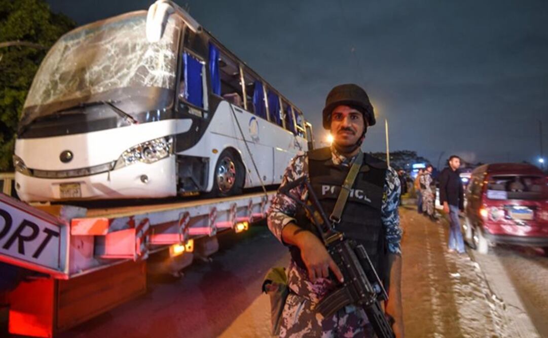 El atentado contra un autobús de turistas en El Cairo causó la muerte de cuatro turistas vietnamitas. Foto: AFP