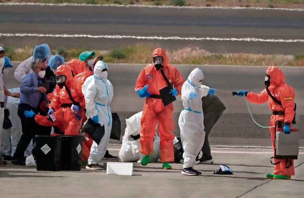 En España son sanitizados pasajeros del barco MV Hondius donde se registraron casos de hantavirus. Foto: Arturo Rodriguez / AP