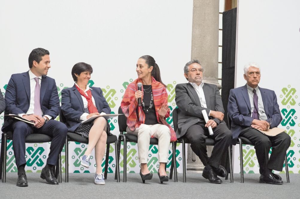 Blanca Jiménez Cisneros (izq.) presentó el proyecto denominado ”Sistema múltiple de descargas”; Claudia Sheinbaum (der.) explicó que ayudará para que el Valle de México reciba dos metros cúbicos de agua por segundo adicionales. / GRACIELA LÓPEZ. CUARTOSCU