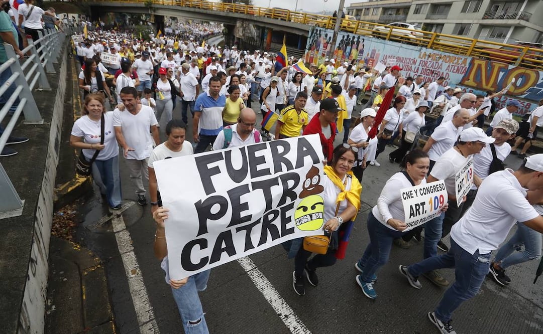 Miles de colombianos empezaron a salir este domingo a las calles de Bogotá, Medellín, Cali, Barranquilla y otras ciudades del país para manifestar su oposición al Gobierno del presidente Gustavo Petro. Foto: EFE
