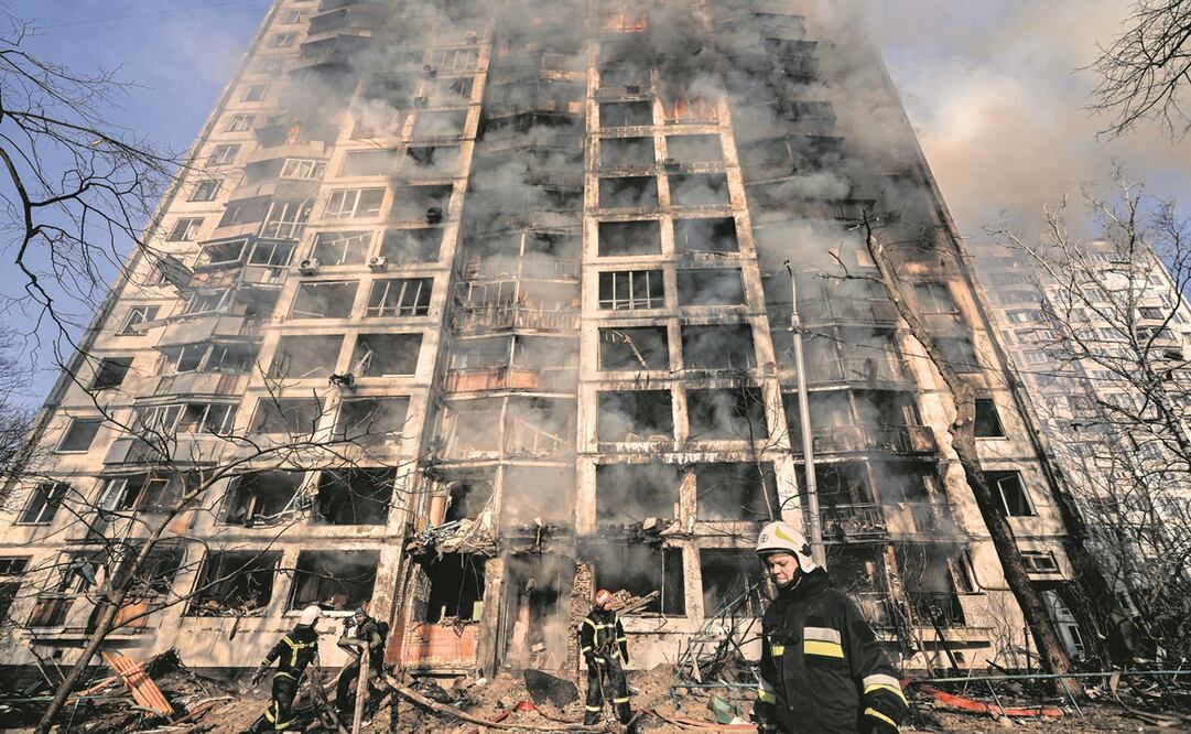 Bomberos, afuera de un complejo de departamentos luego de un bombardeo en Kiev. El alcalde de la capital, Vitali Klichkó, declaró un toque de queda de 35 horas por el momento especialmente “peligroso” que vive la ciudad, de donde al menos la mitad de la p