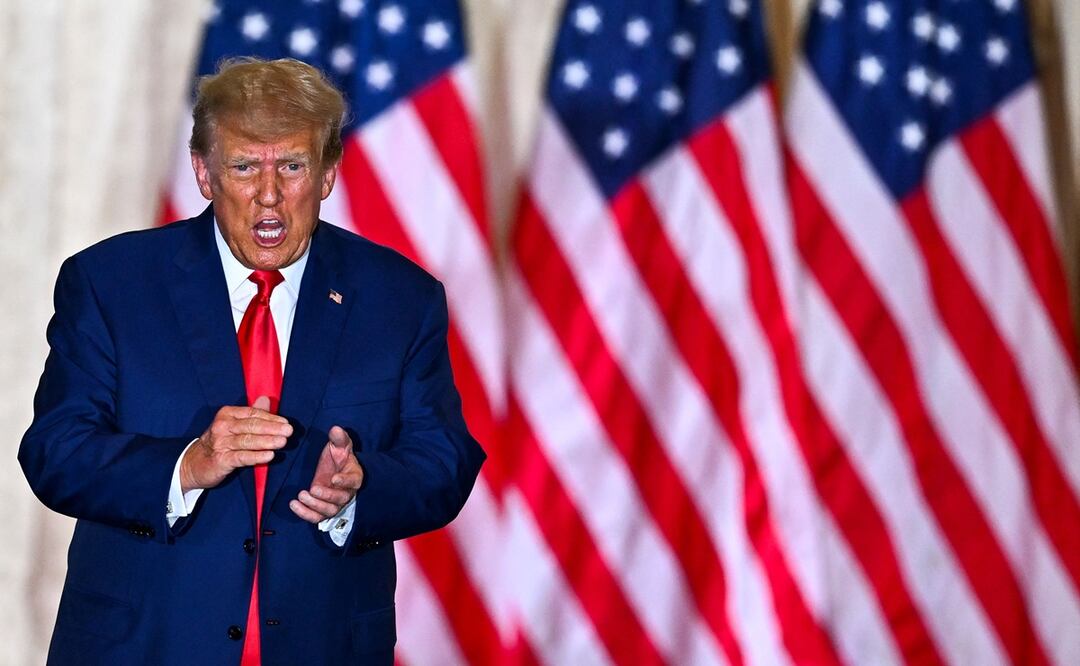 El expresidente estadounidense Donald Trump sale después de hablar durante una conferencia de prensa. Foto: AFP