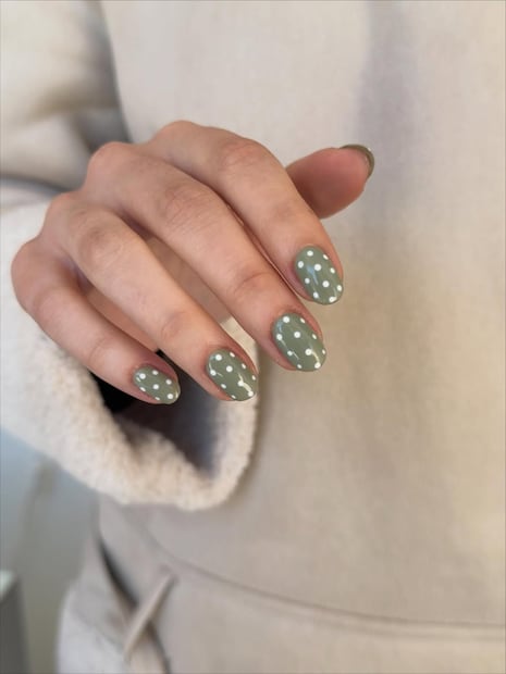 Elige un tono en tendencia y suma lunares. Foto: Instagram @ananail.s