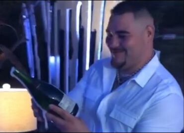 Polémica fiesta de Andy Ruiz; figuras de hielo y mujeres en lencería