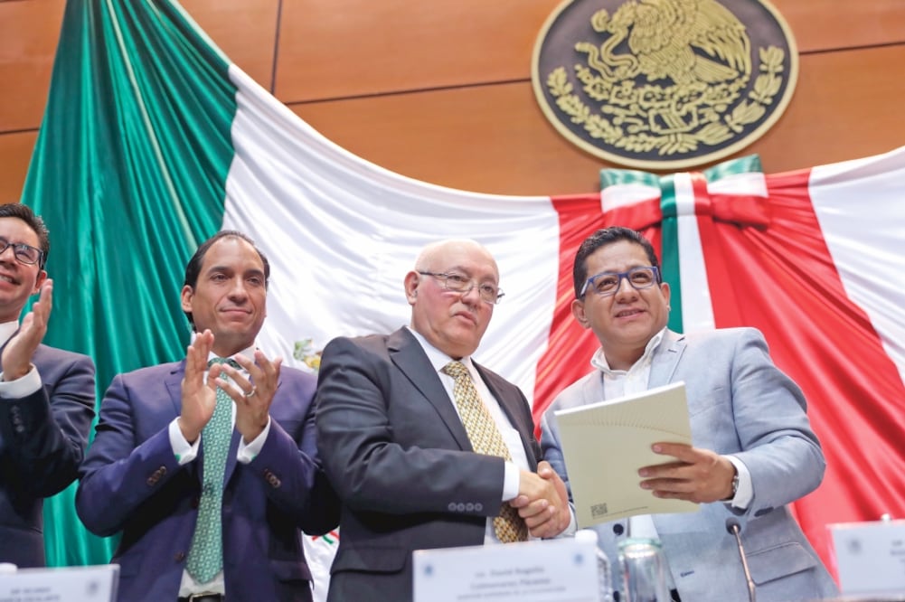 El auditor Superior de la Federación, David Colmenares (segundo de der. a izq.), entregó el segundo pliego de informes individualizados de la Cuenta Pública 2017 a la Cámara de Diputados. (LUCÍA GODÍNEZ. EL UNIVERSAL)