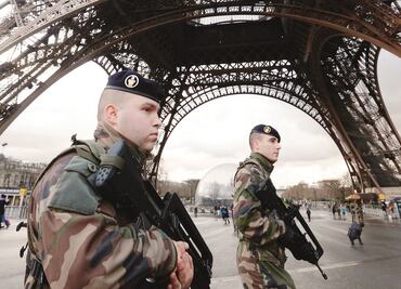 Francia perseguirá amenazas en Twitter a revista Charlie Hebdo